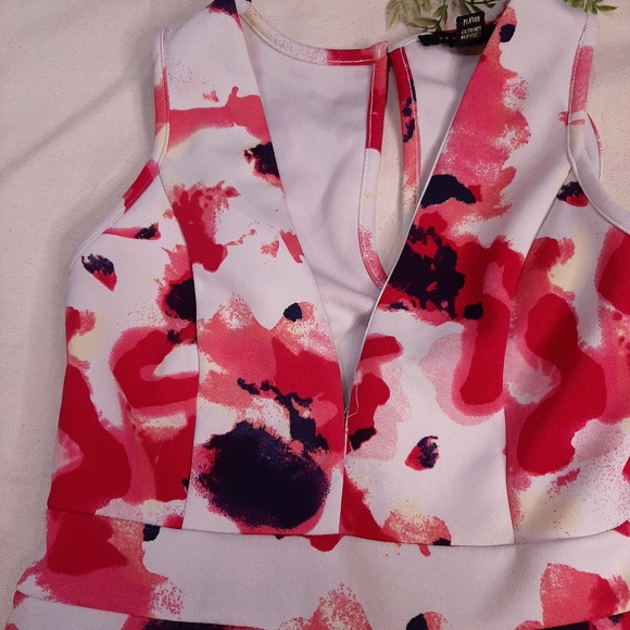 Pink and white peplum romper - Picture 4 of 4